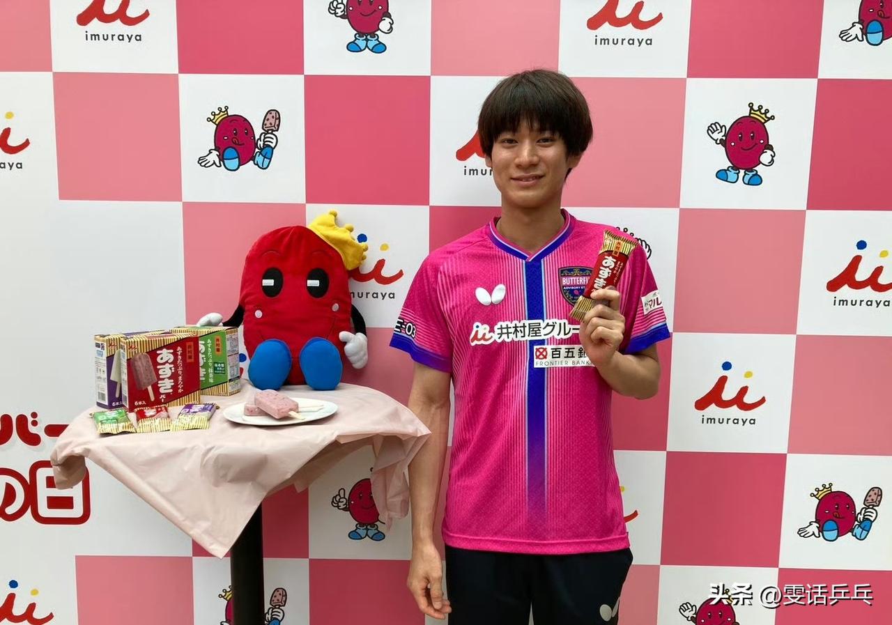 🇯🇵🏓户上隼辅带着卢布尔雅那和萨格勒布站获得的三座奖杯参加赞助商井村屋的活