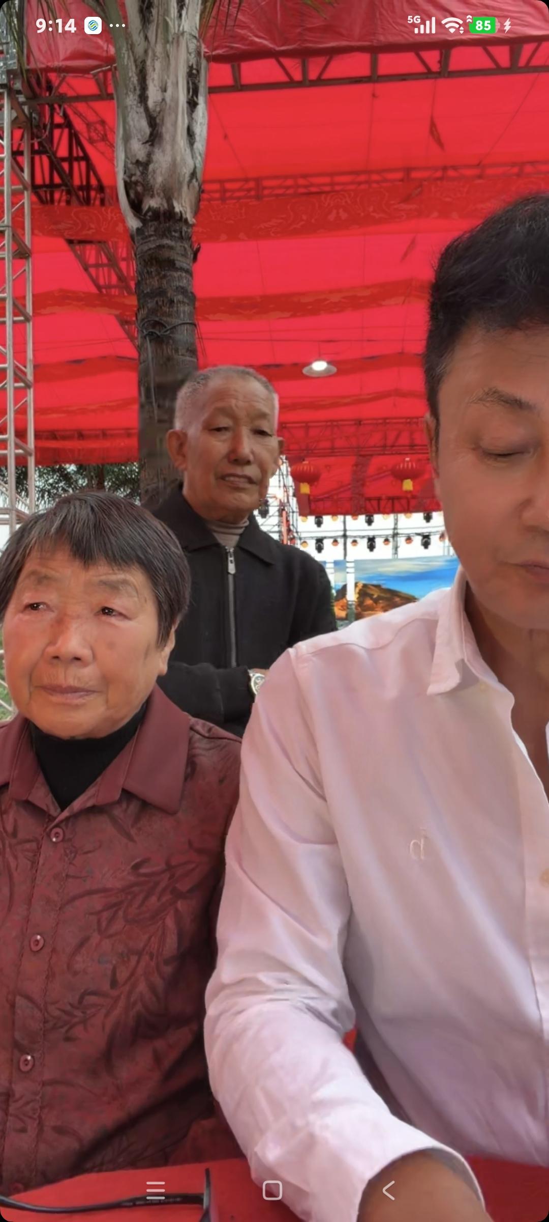 耿为华聊天说:"今天来到四川省的一个镇的农村，给我的老妈妈过80大寿来了，我亲自