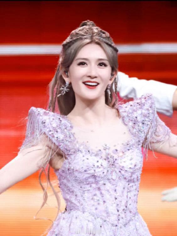 谢娜官宣启动个人巡演 之前两场演出氛围超燃，唱跳状态全程在线，这下全国巡演必须狠
