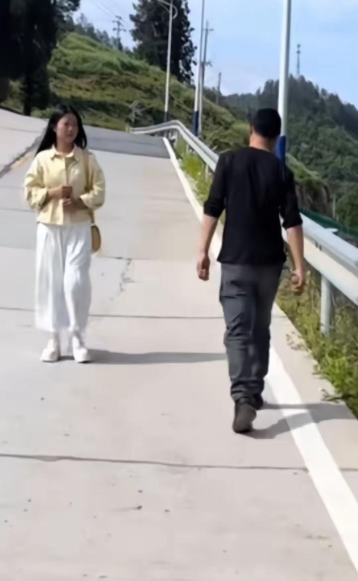 离婚2年后偶遇，夫妻俩迎面走过却假装不认识：原来爱过的人，真的会变成陌生人。这一