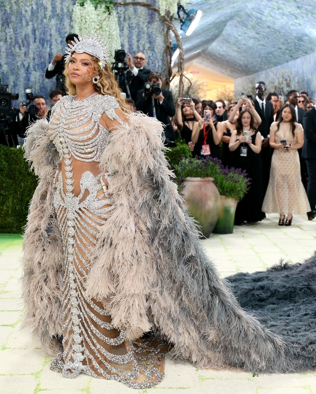 Beyoncé身着Olivier Rousteing特别定制礼服亮相2026 M