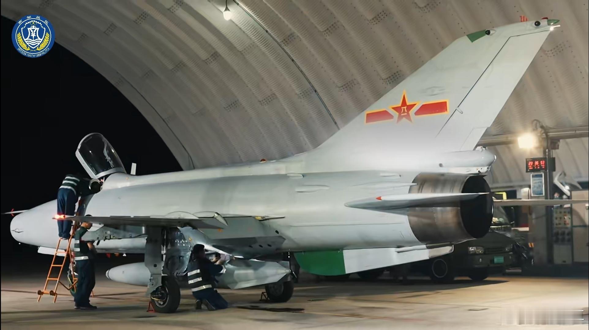 昼夜驰骋，千里练兵。日前，南部战区空军航空兵某旅严密组织远程机动训练，检验飞行员