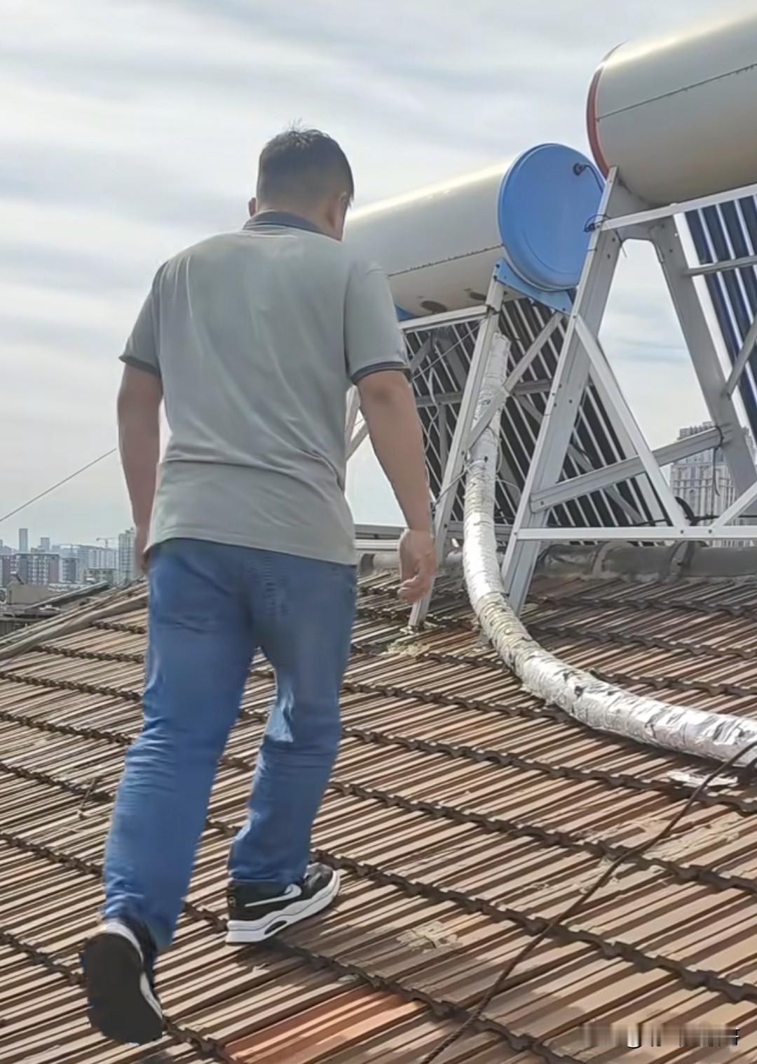 昨天家里的太阳能坏了，不能自动加水，叫维修师傅过来看一下，推测是电线被老鼠咬坏了