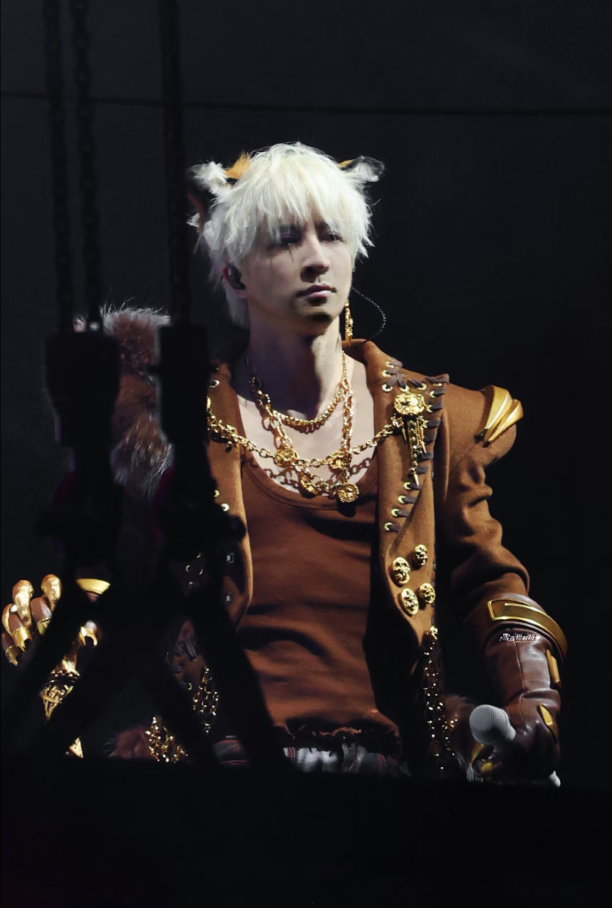 薛之谦白狐耳朵薛之谦兽耳薛之谦演唱会狐系造型鲨疯全场！银发搭配灵动白狐耳，红金兽