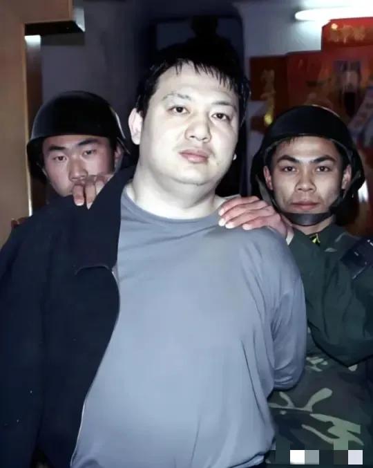 2005年3月5日凌晨4时，福建省福安市街尾27号一栋不起眼的民宅外，一百多名公