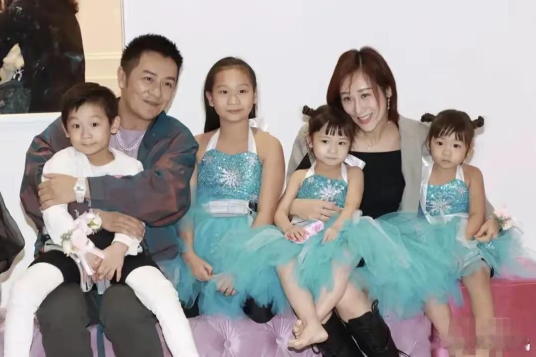 陈浩民的孩子放暑假，他们一家人来到上海旅游，和杨迪、吉娜等一帮圈内朋友到餐馆吃火