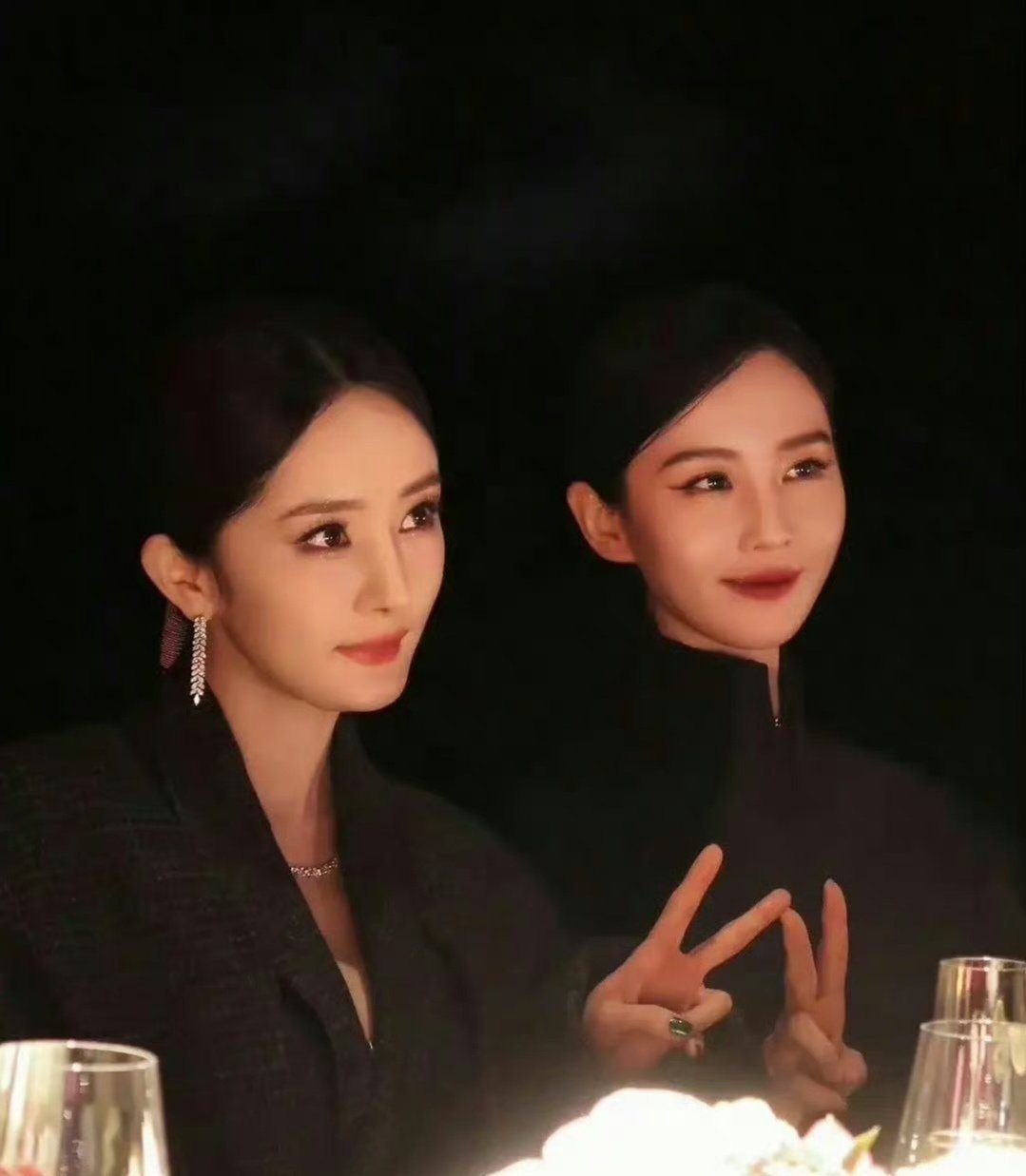 杨幂刘诗诗顶峰相见 杨幂、刘诗诗同时提名大众电影百花奖最佳女配角，85花闺蜜顶峰