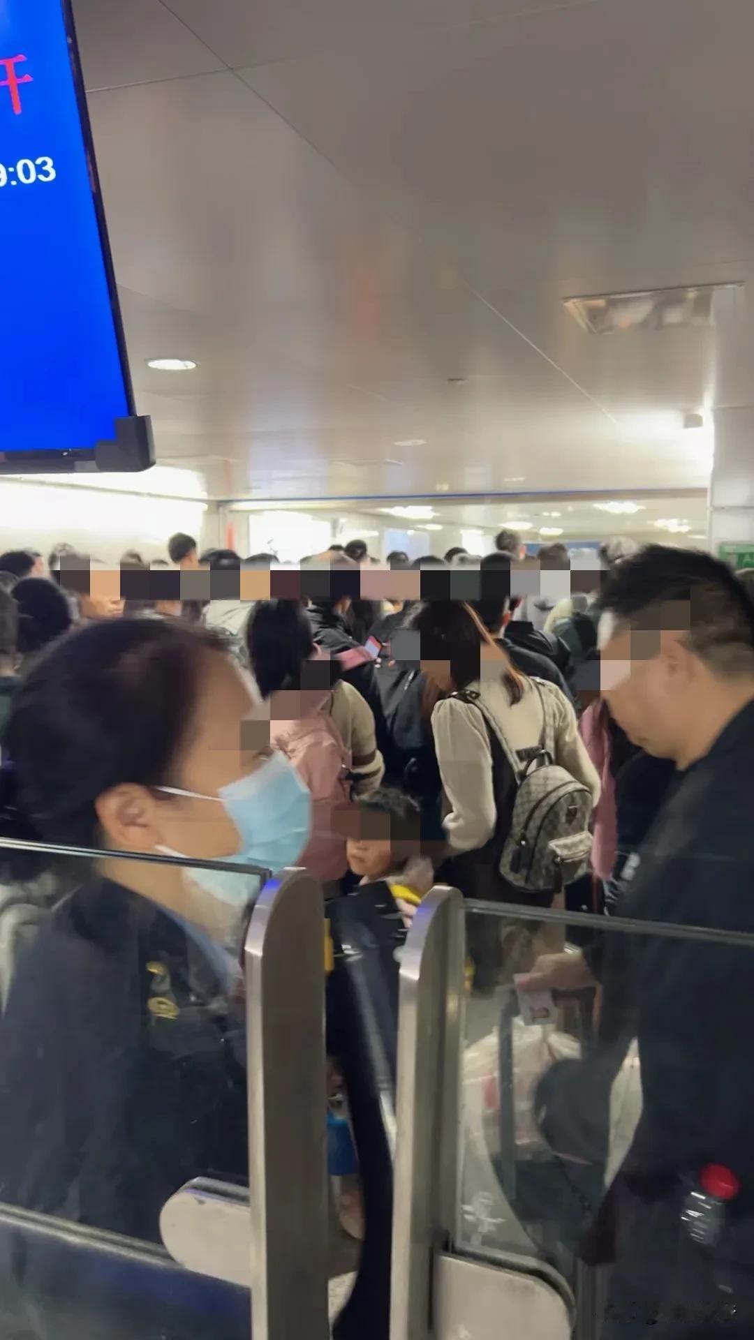 往返广深之间的老铁们，注意了！临近春节，返乡过年的人很多，深圳罗湖车站广深线候车