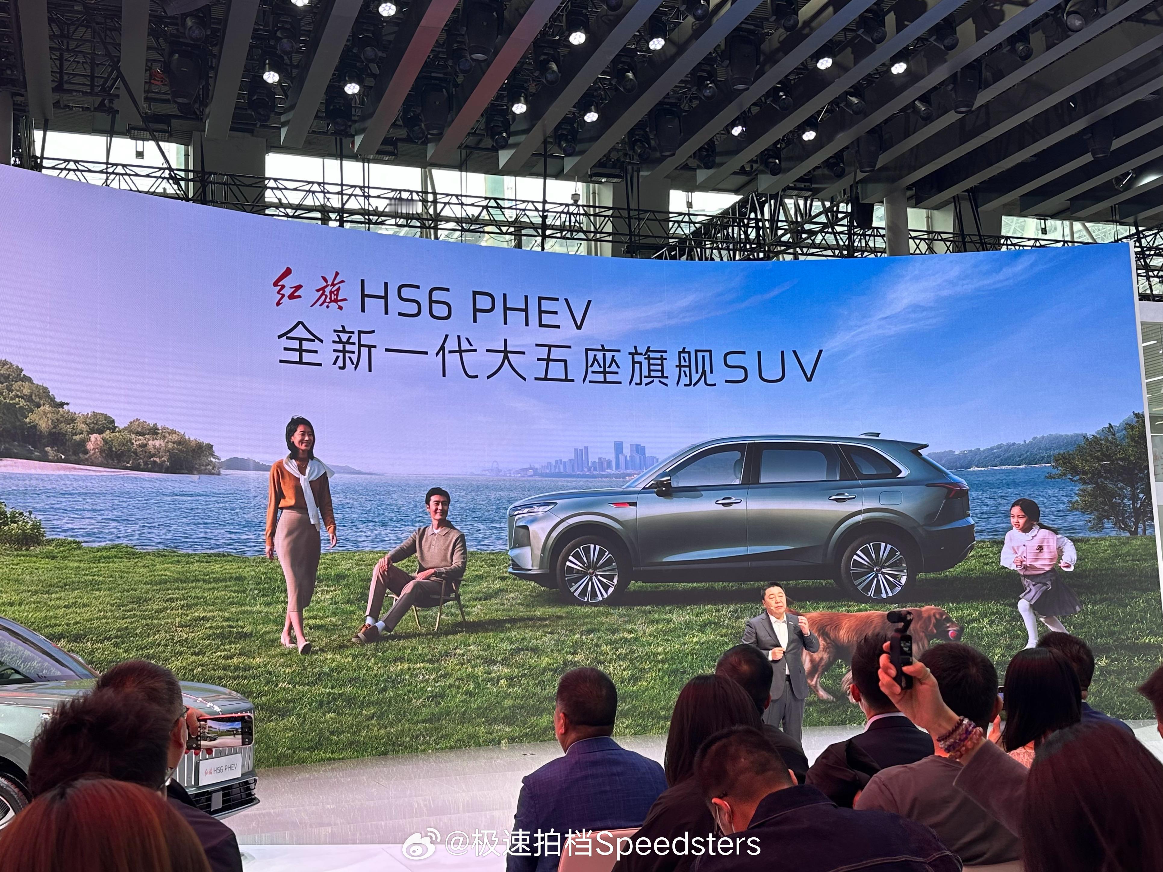 红旗品牌以全新产品阵容参展，旗下三大子品牌红旗、红旗天工、红旗金葵花首次集体亮相