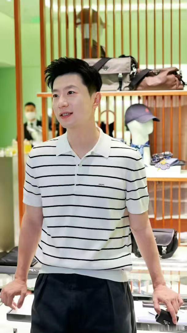 马龙条纹polo衫造型马龙深圳活动简单的条纹款式被他穿出别样气质，身形挺拔气场十