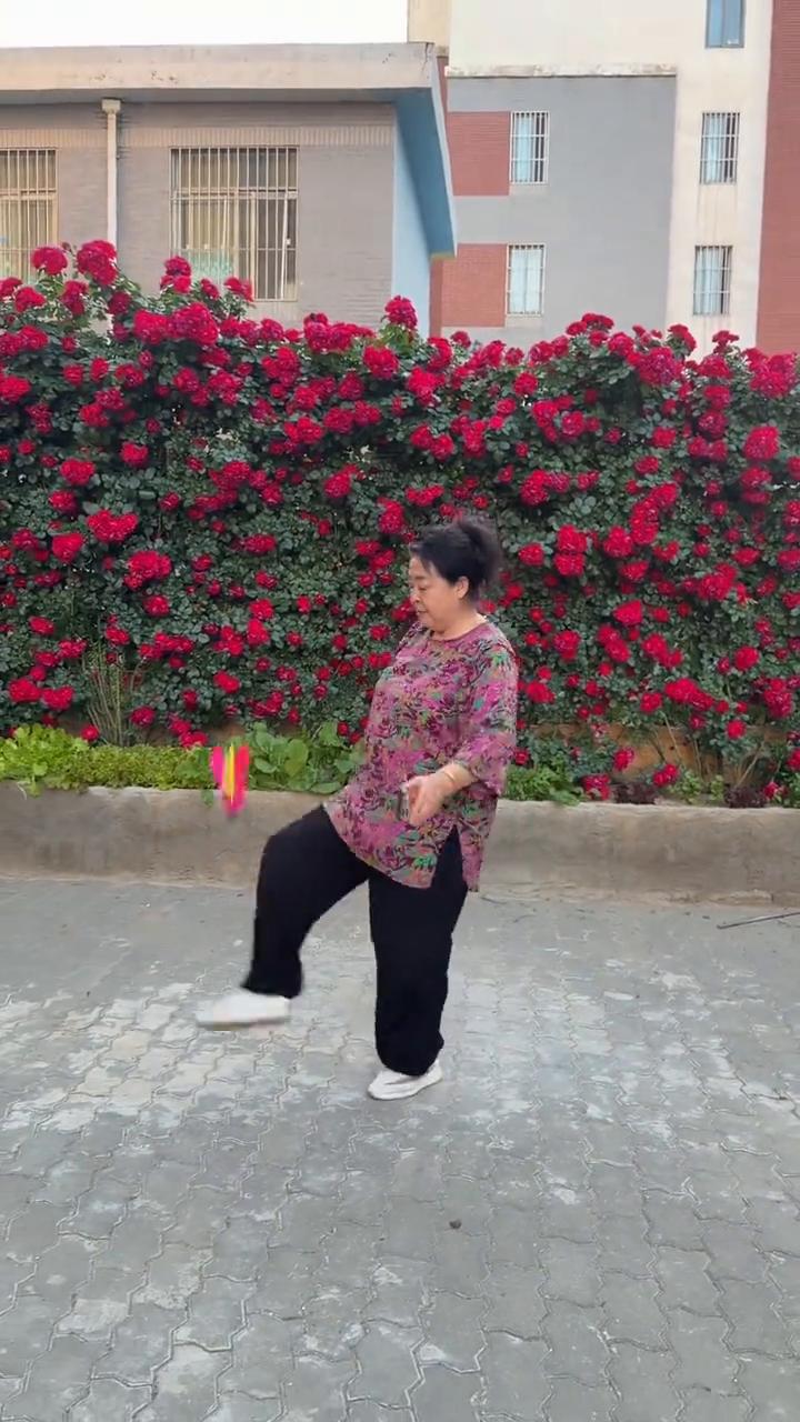 踢毽子。
60后、80后、10后踢毽子的区别。先看看60后、80后。欢迎来到80