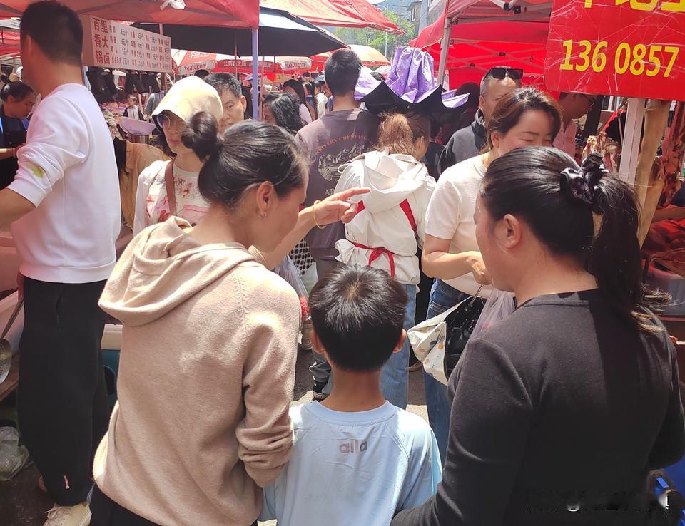 上周六早上带媳妇孩子去贵阳小河出去10多公里的孟关赶集，现场人声鼎沸摩肩接踵，街