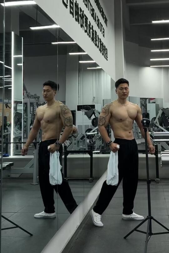 练了，胸了