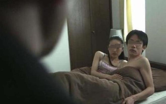 北京，一女子在与男朋友发生关系时，不料工作人员突然闯入，虽然听到训斥，工作人员就