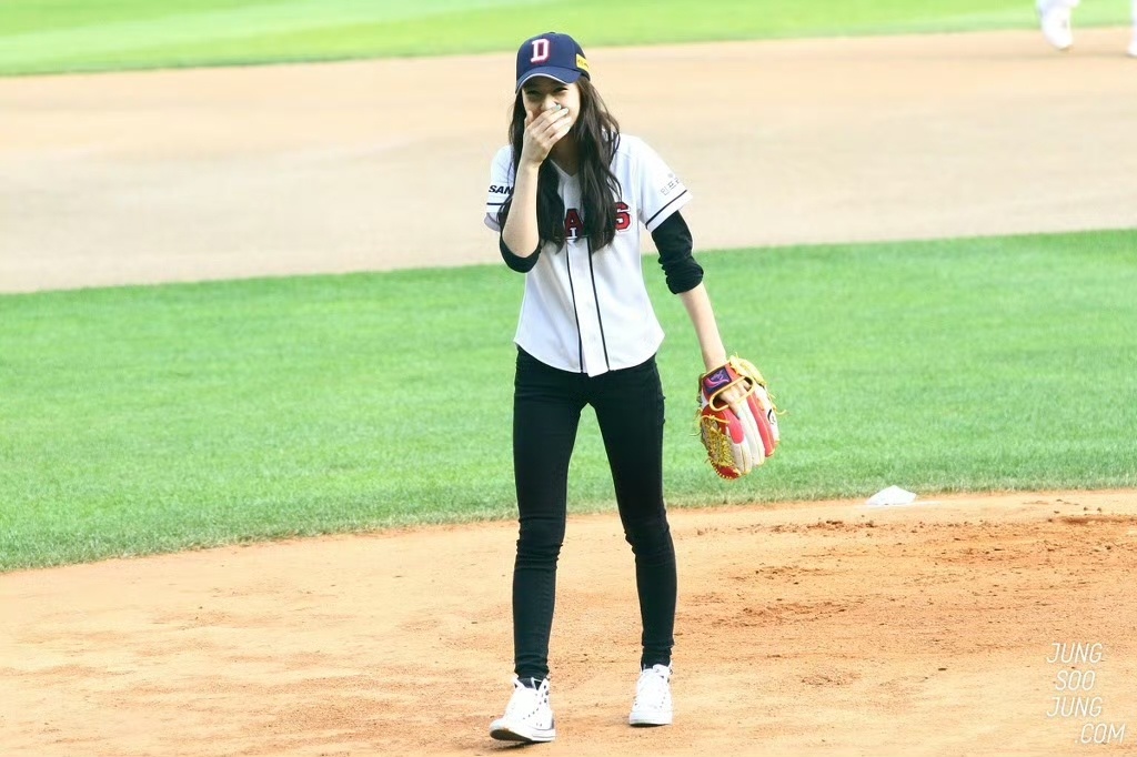 Krystal 12年前开球图（郑秀晶⚾️ ​​​