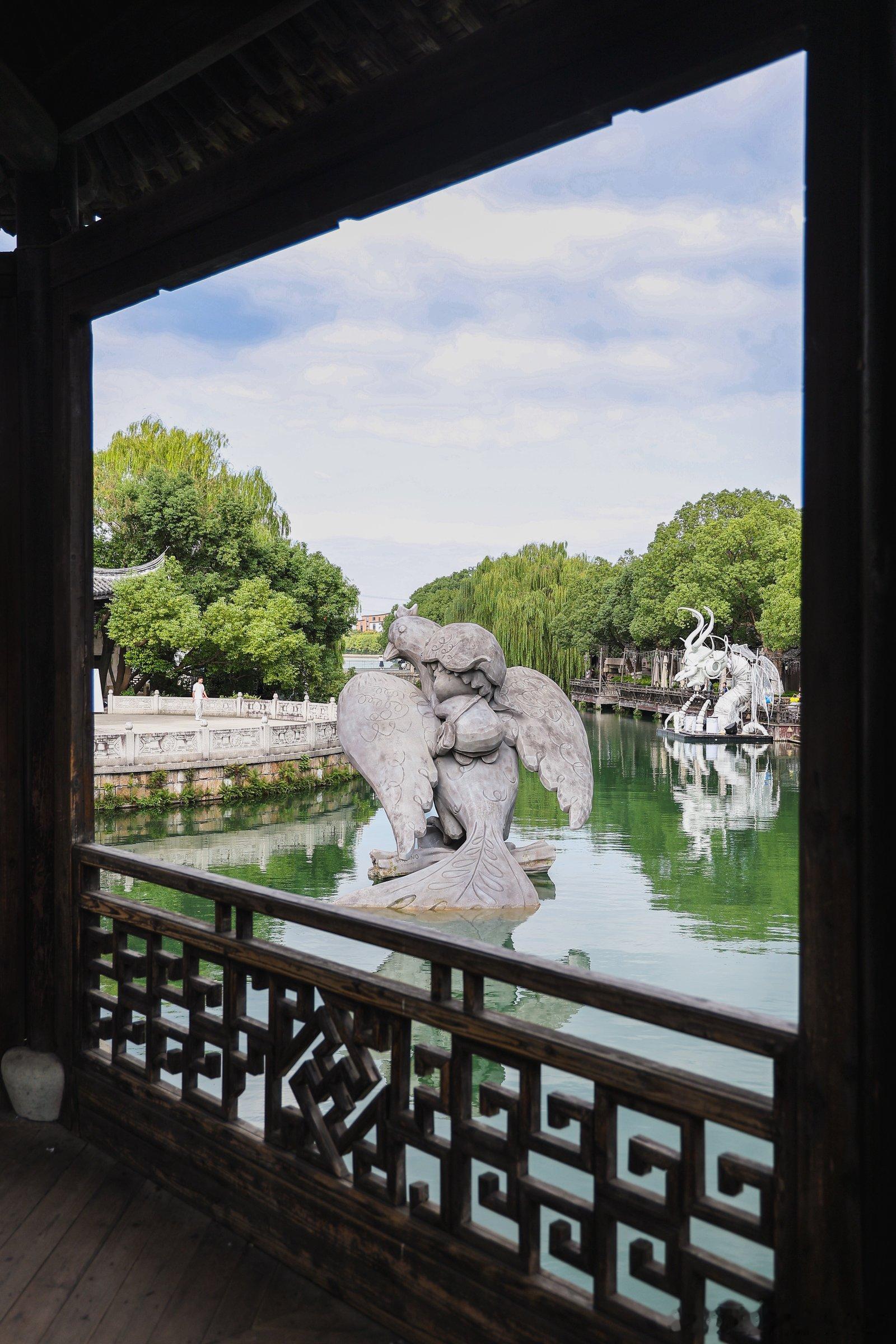 在乌镇看见文旅的长期主义江南水乡藏着文旅的长久答案。古镇美景绵长，市集烟火温润，