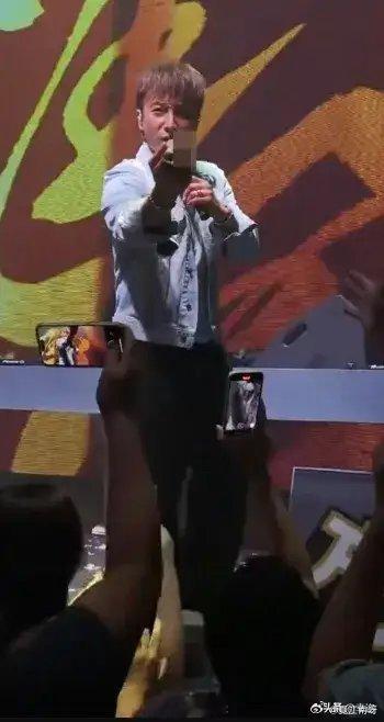 演唱会现场视频引发热议，方力申台上突然朝台下观众竖中指，网传是有人高举邓丽欣照片