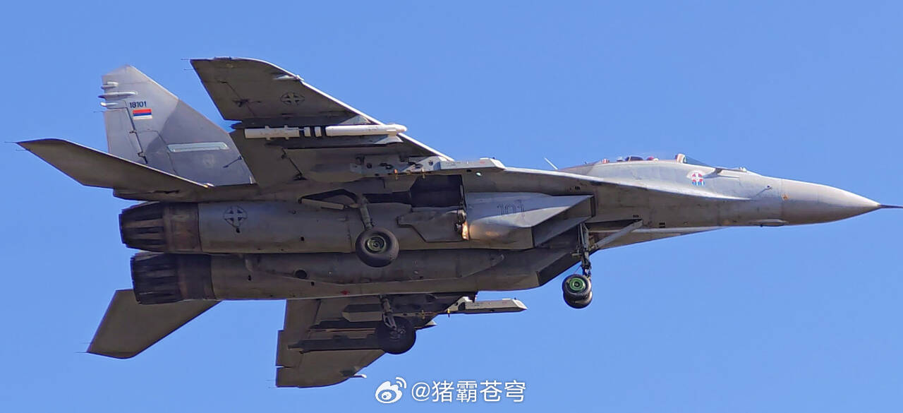 塞尔维亚战机挂中国导弹亮相 塞尔维亚空军米格29这次没挂弹但是WZHK-1发射器