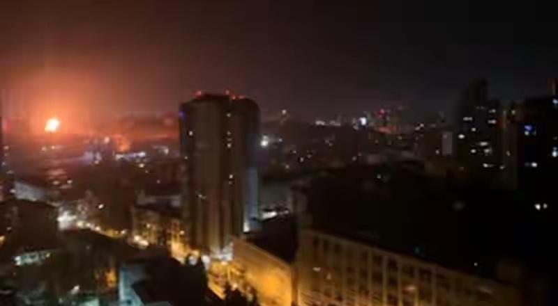 乌克兰巡航导弹袭击黑海新罗西斯克，俄主要石油港口在火球中爆炸