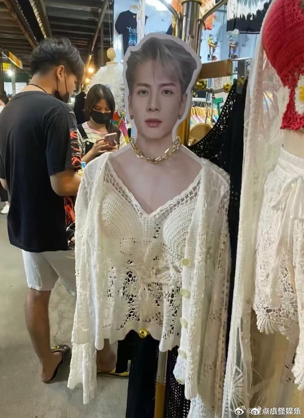 王嘉尔知道自己在外面做兼职吗 这波撞脸太绝，王嘉尔本人看了都要愣三秒的兼职现场 