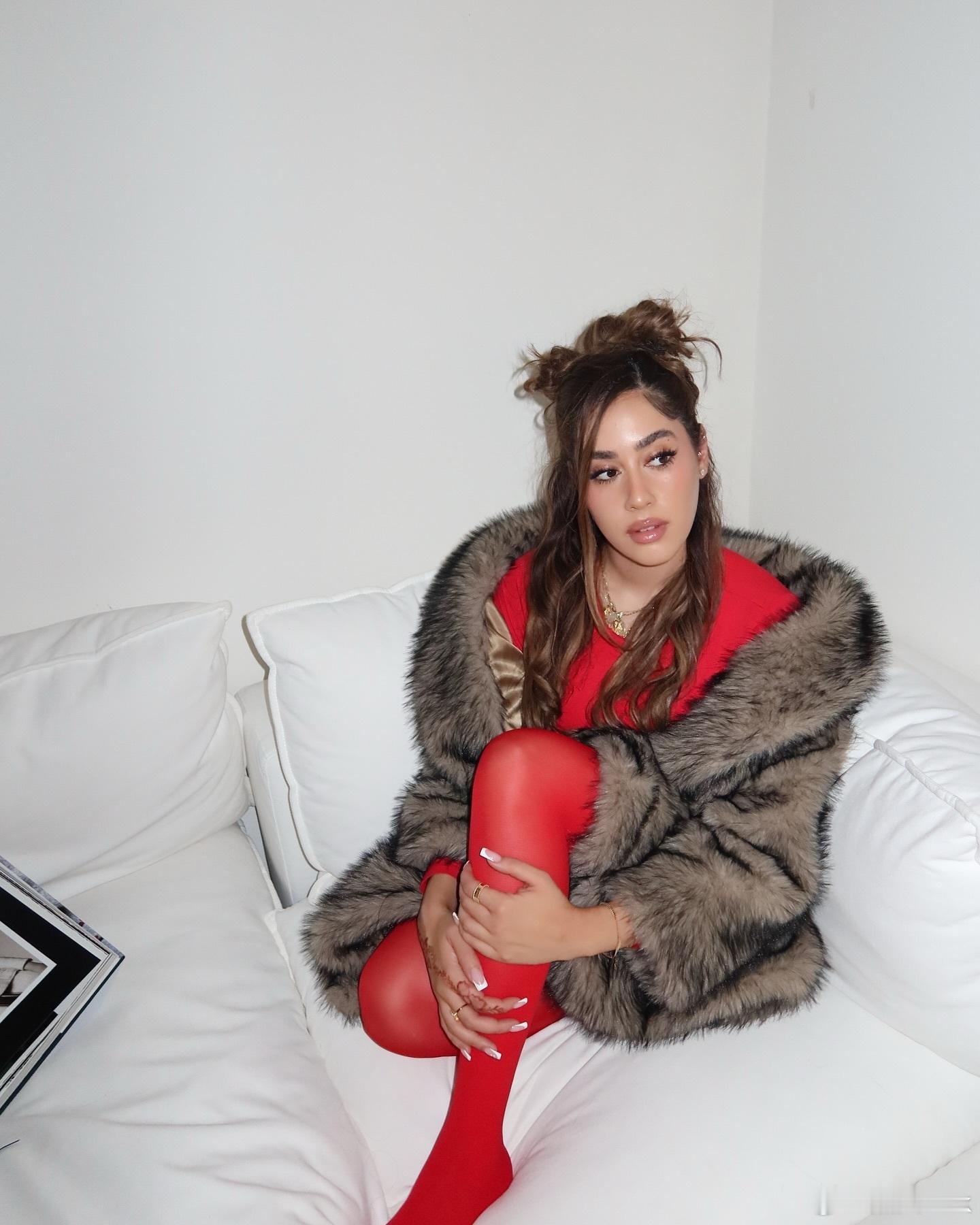 韦尔与未婚妻举行了订婚宴💍未婚妻颜值在线、气质出众，身材状态也相当能打，两个人