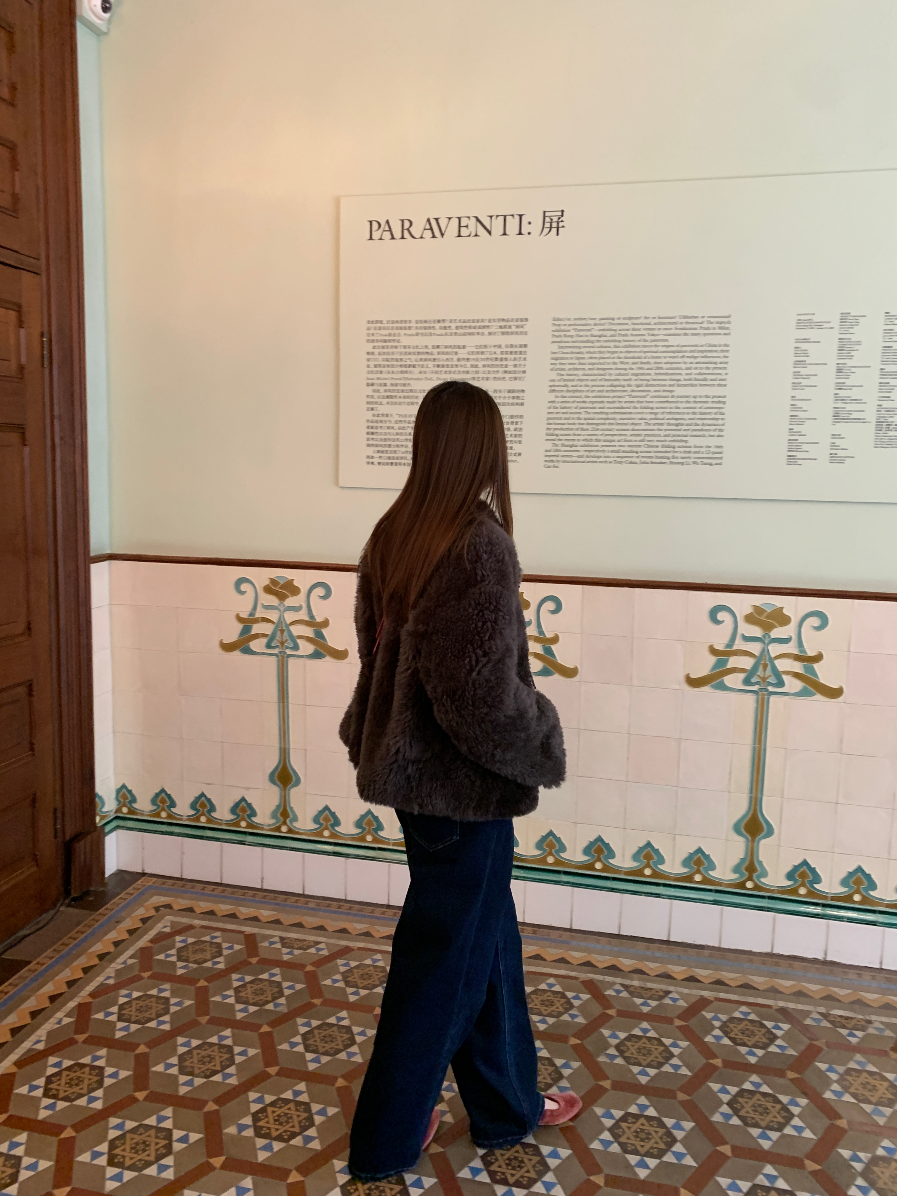 这件皮草是我自己的私服 第一眼就觉得它的穿绳设计很可爱 版型颜色都是第一次见。西