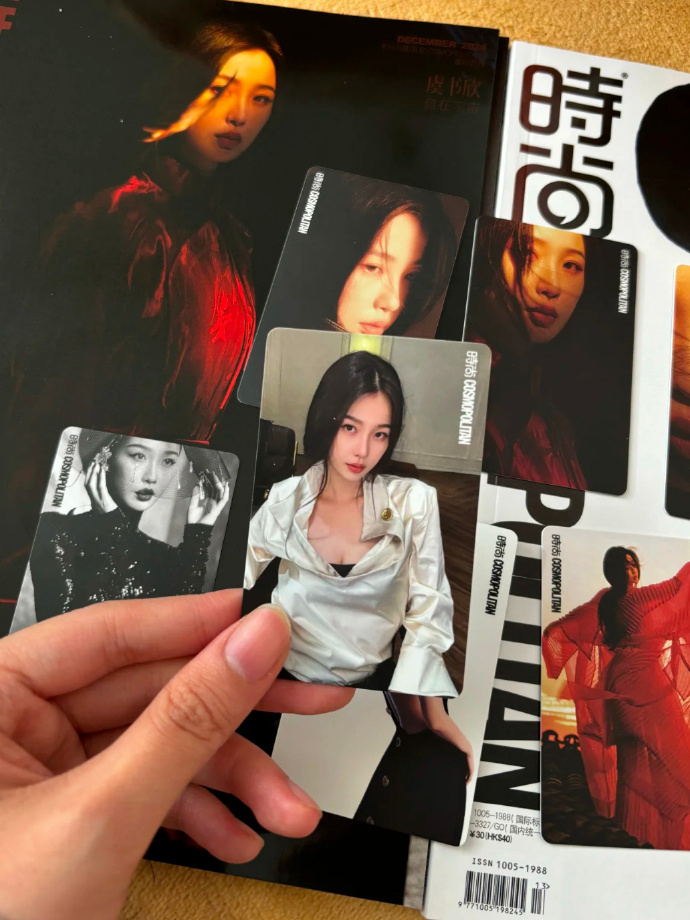 虞书欣隐藏卡  虞书欣隐藏小卡黑衣vs白衣  虞书欣的杂志隐藏卡，黑衣如同她的人