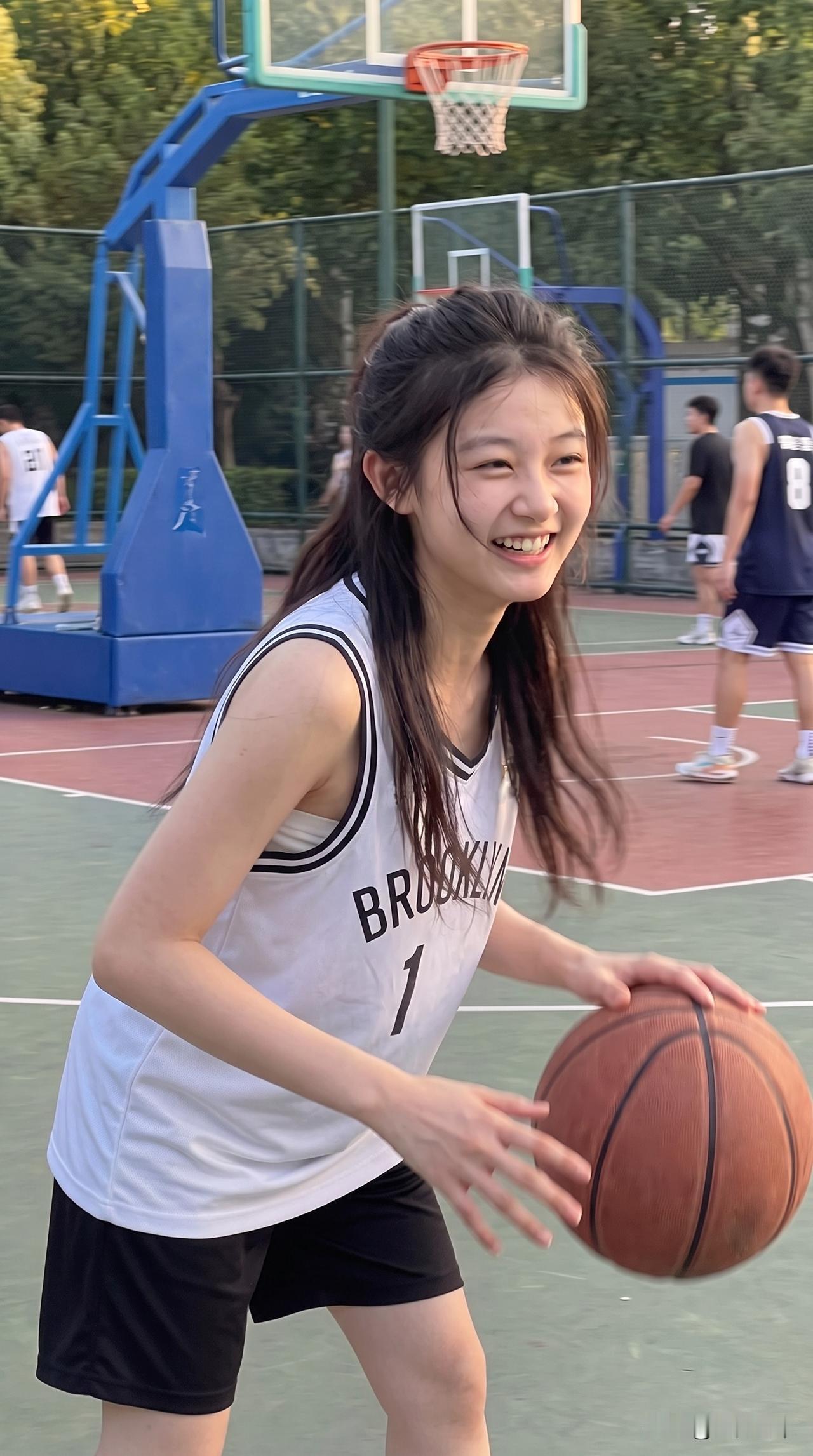 因为打篮球的女生不多，所有打篮球的这个爱好慢慢就淡了，女生还是打羽毛球比较好，也