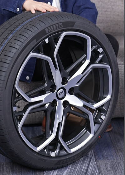 新一代SU7新轮毂实物亮相，这个轮毂好看。又爆车色信息，一共9种颜色，老的保留6