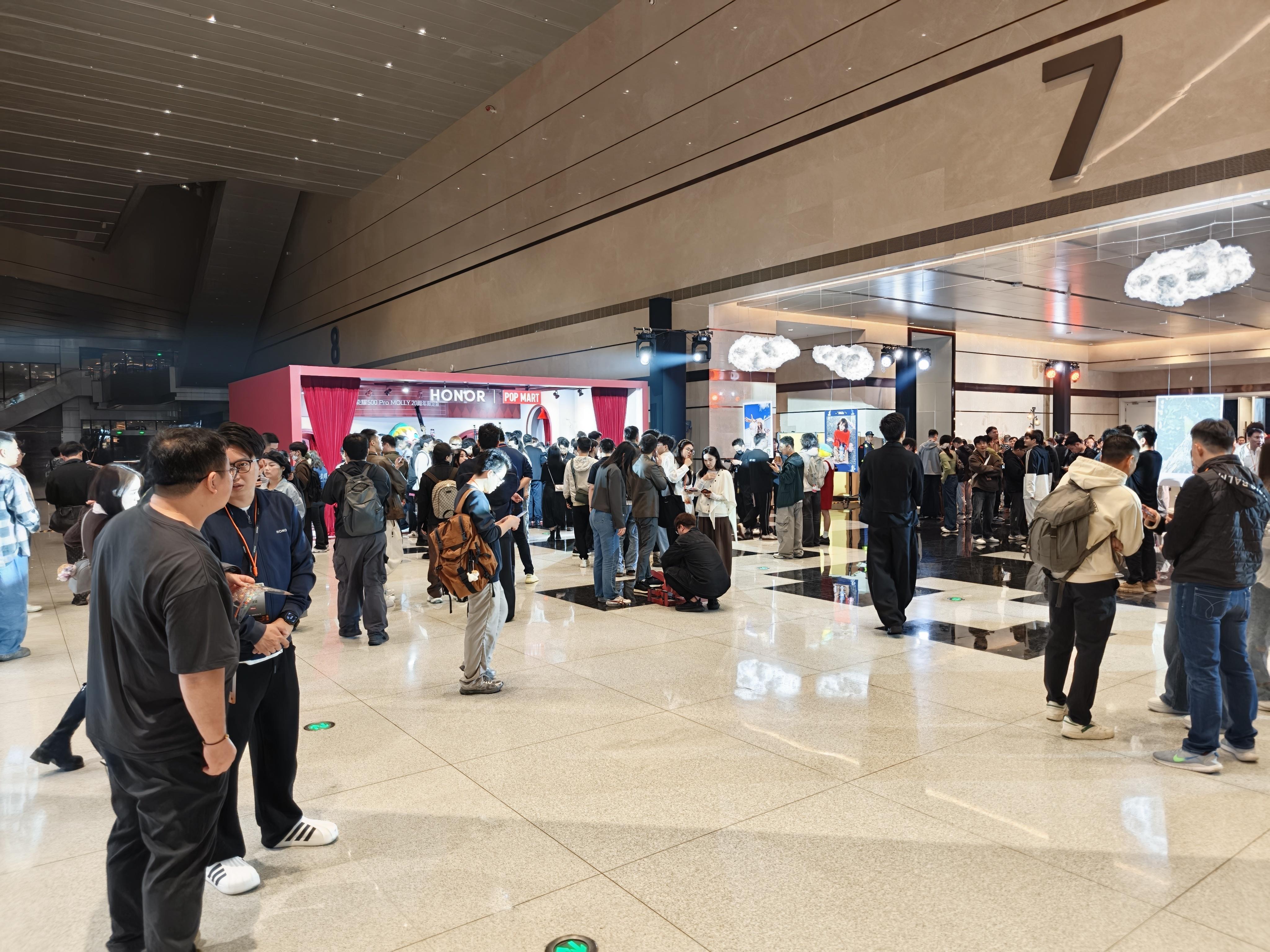 荣耀Magic8 Pro Air新品发布会小伙伴们都就位了吗？今天场面依然不小参