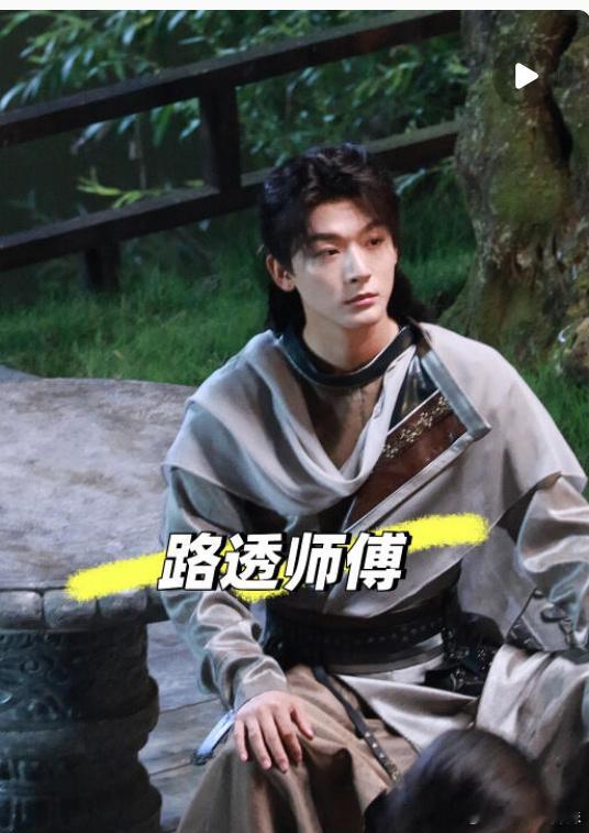 小呆瓜傻傻的坐在那里 ​​​