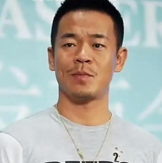 歌手转行当演员，演技最好的就是周晓鸥、孙浩和沙宝亮了吧。
周晓鸥黑豹乐队主唱，唱
