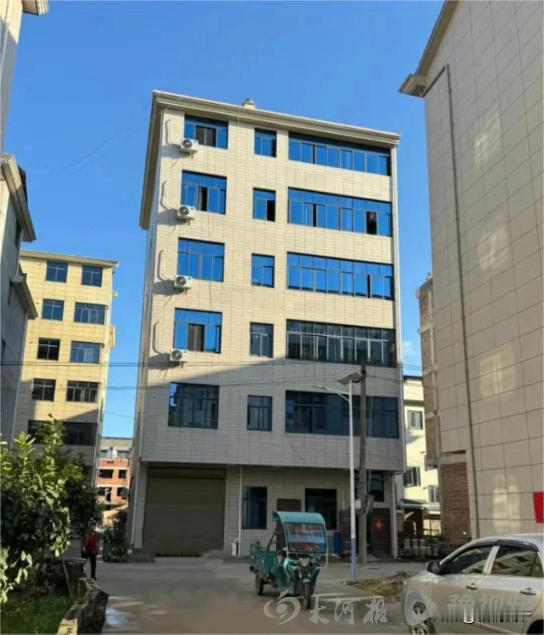 这是典型的“灯下黑”！
近日，江西上饶玉山县房东“提灯定损”事件，引发网友持续关