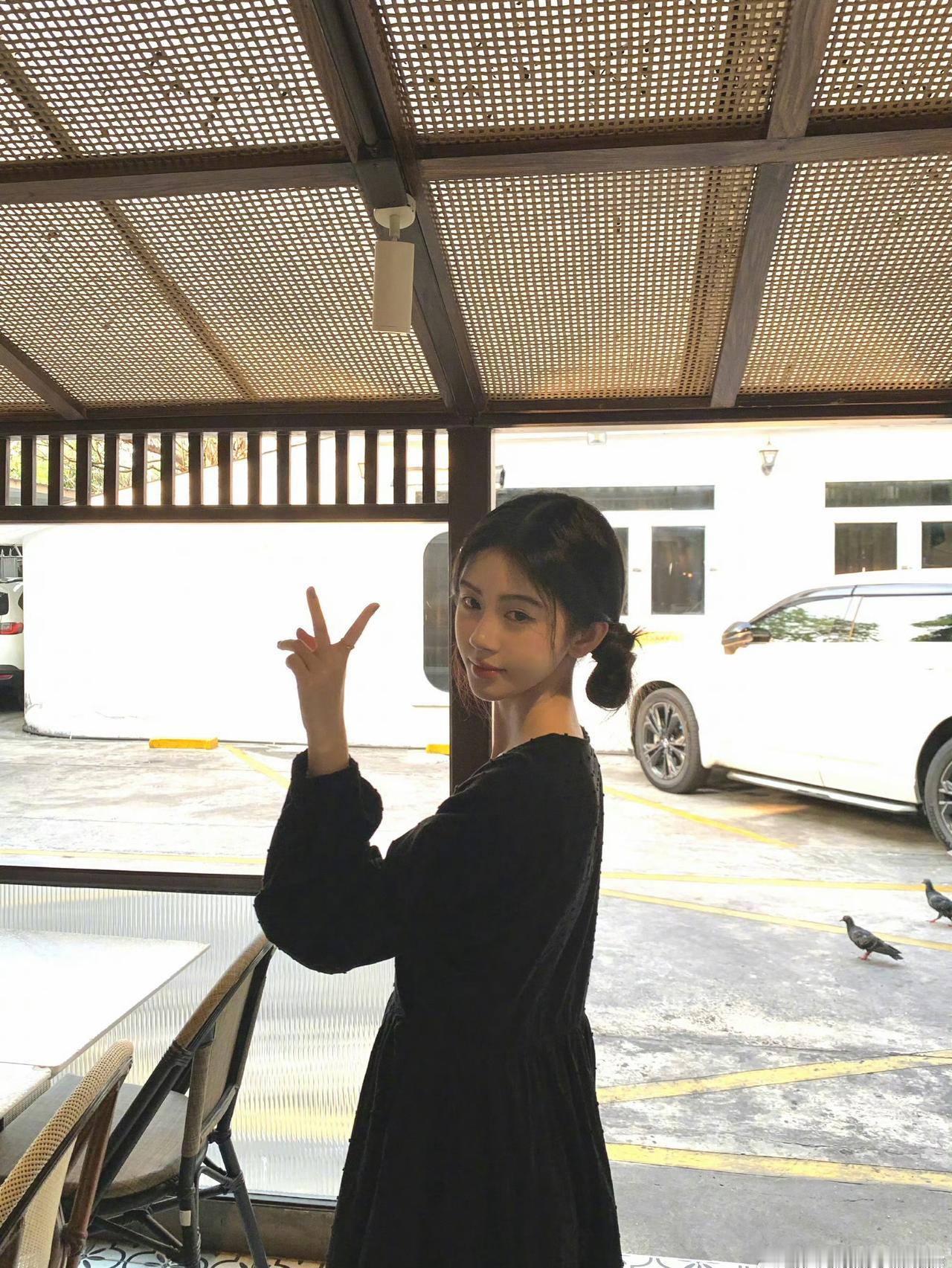 鞠婧祎 🍊鞠婧祎生图 🍊鞠婧祎给穿人偶服的工作人员吹风 

我们是双向奔赴的