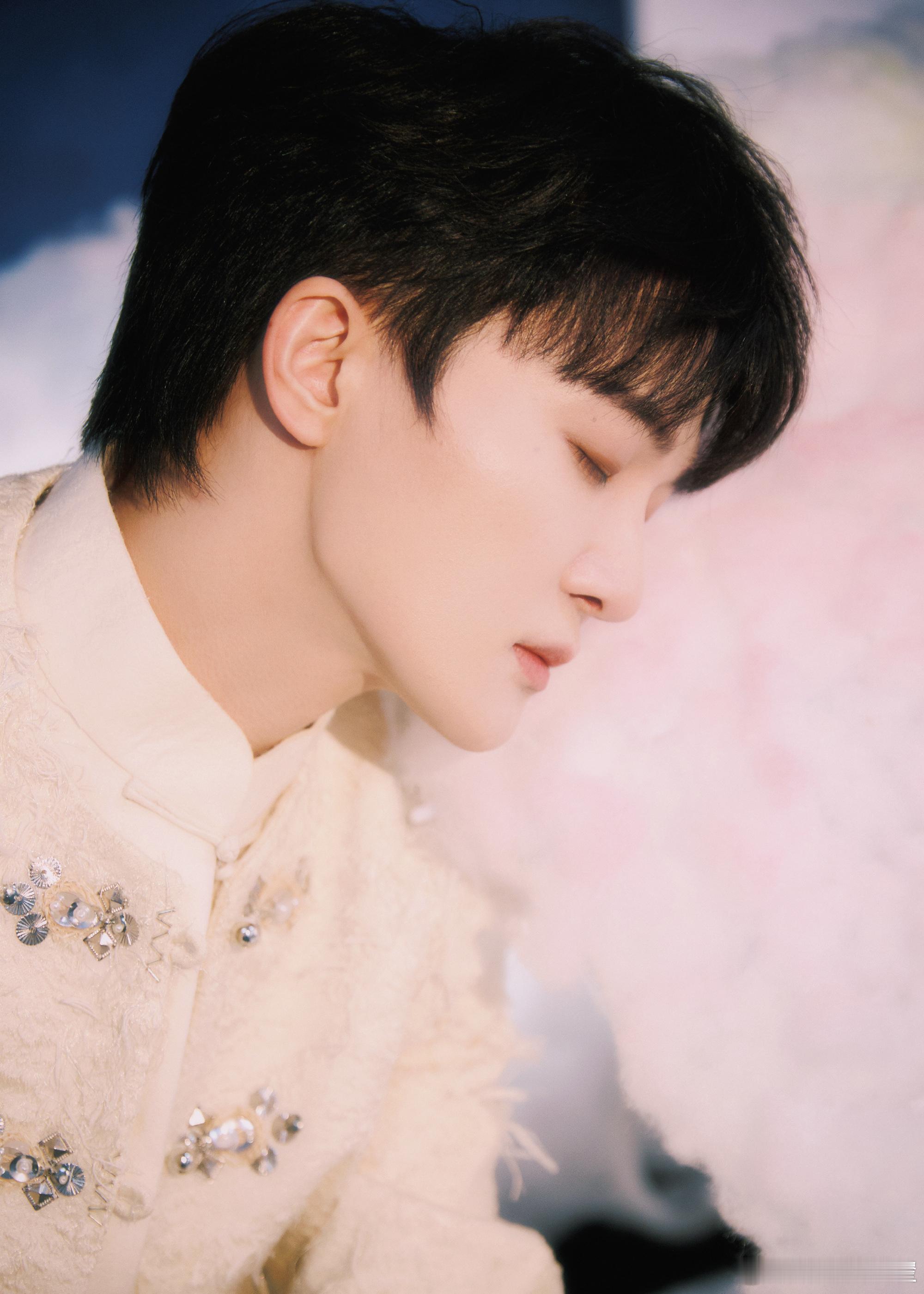 周深的后台好多艺人啊周深香港跨年演唱会周深时间从来不语，却回答了所有问题。岁月从