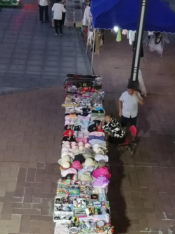 走投无路的时候,摆地摊丢人吗?不管什么时候摆地摊都不丢人，因为这是谋生的一个手段