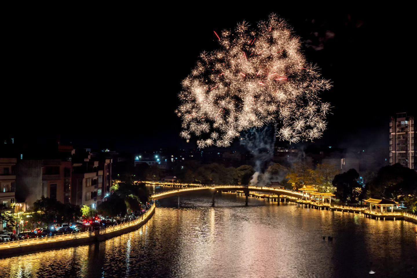 别处生活的烟火气。 