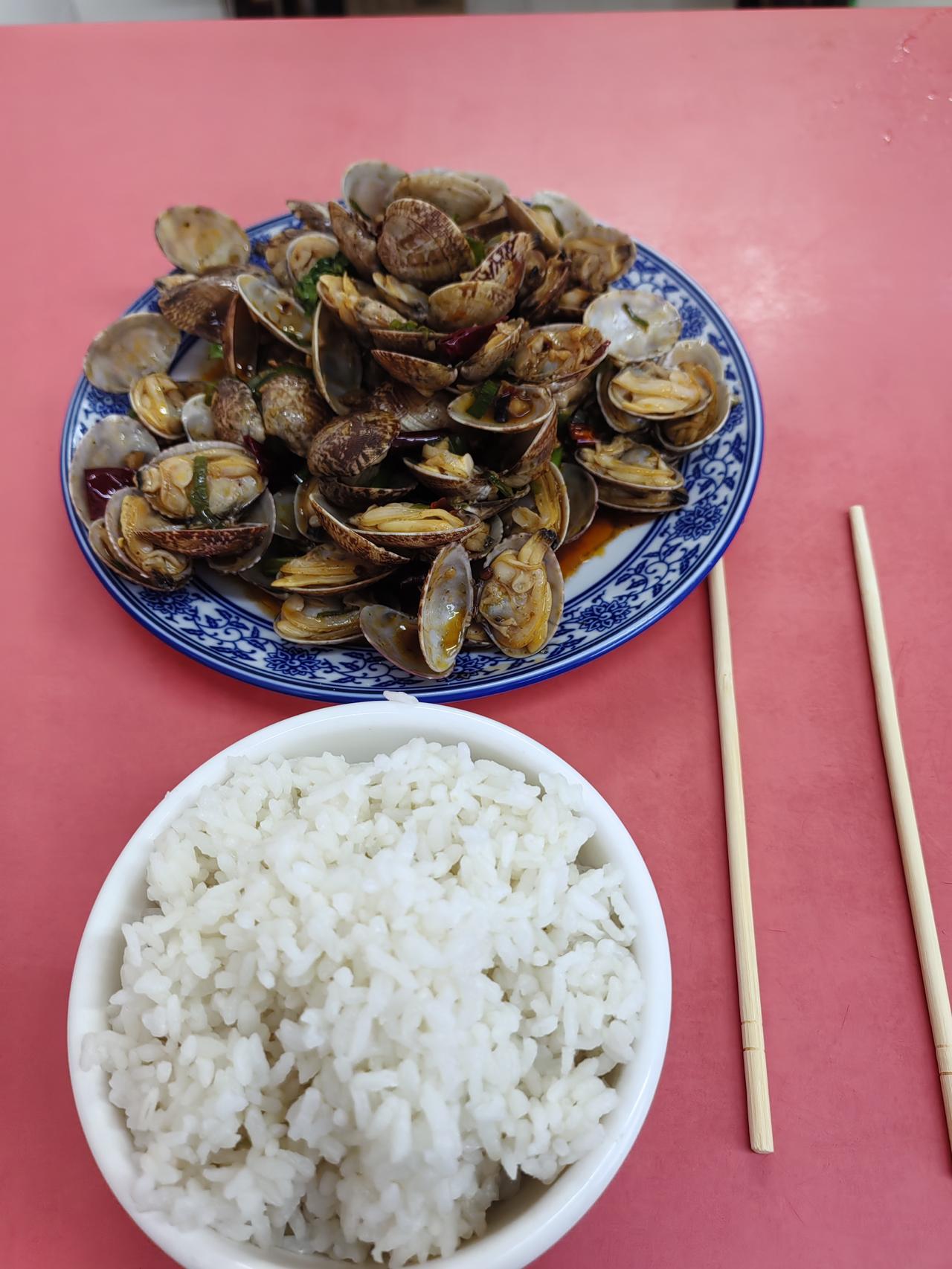 青岛市真正的海滨城市。
    想看大海1随时可以看，海边绿化，真是太好了。石头