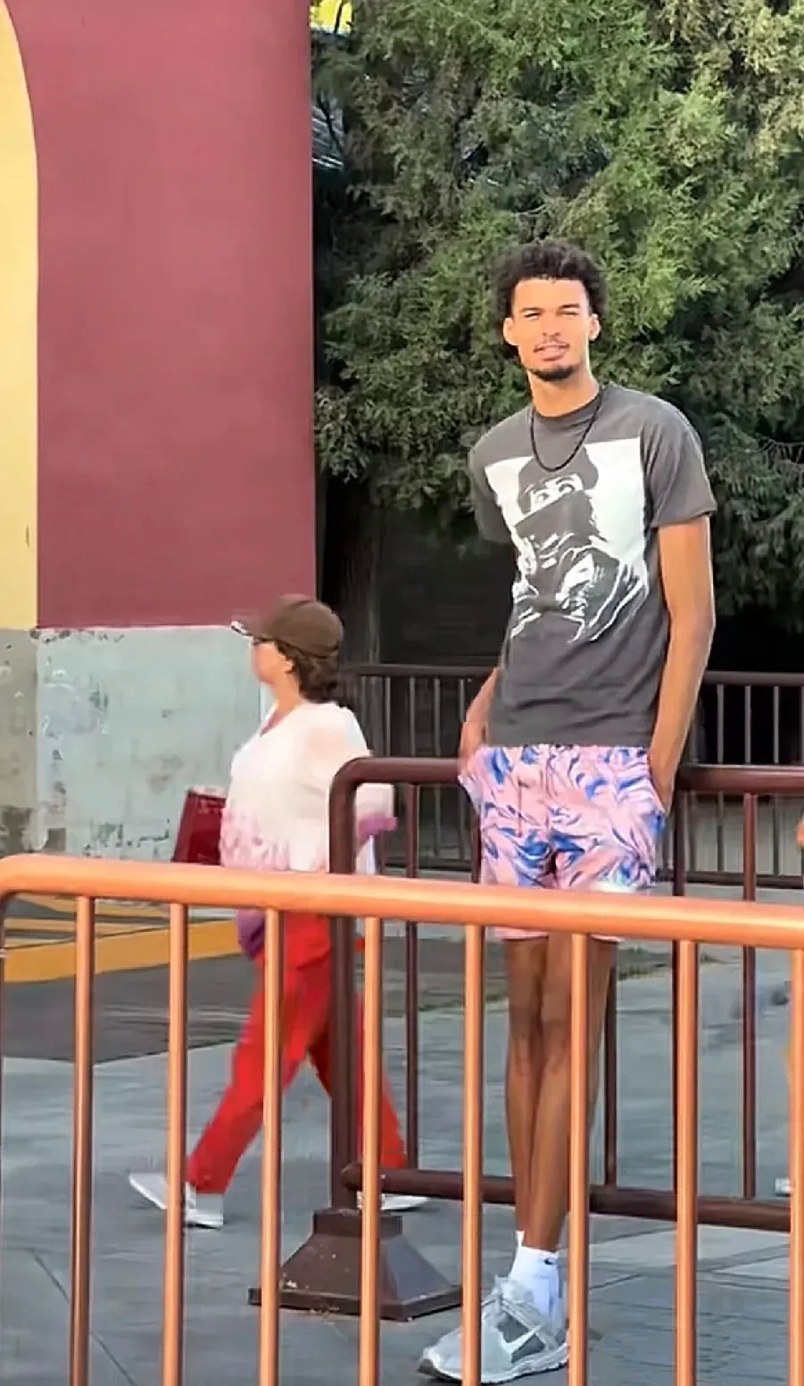 屁股坐在栏杆上的男人！文班亚马北京天坛一起游，行走的瘦麻杆！ ​​​