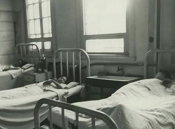 1948年，国民党团长楼将亮的夫人陈愉，在医院内照顾生病的丈夫，谁知光天化日之下