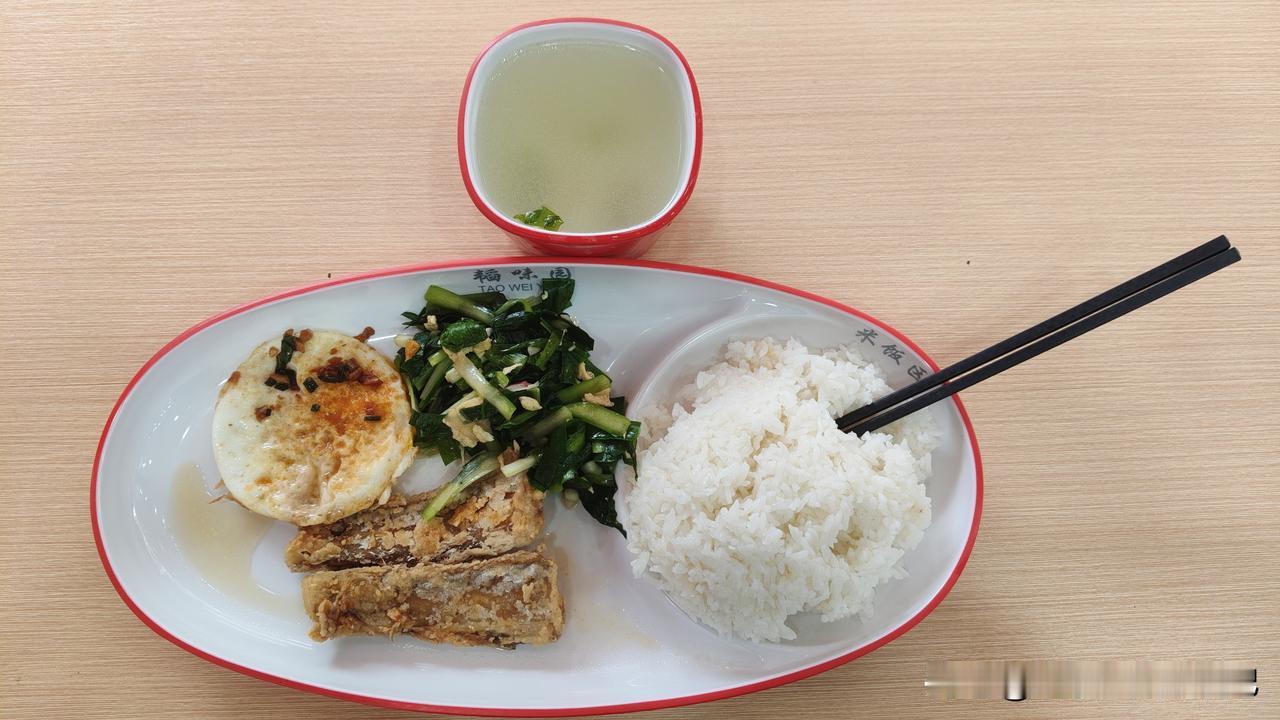 东莞宵边大街店的拼盘饭快餐，简直是打工人的福音！价格从11元一荤两素到16元三荤