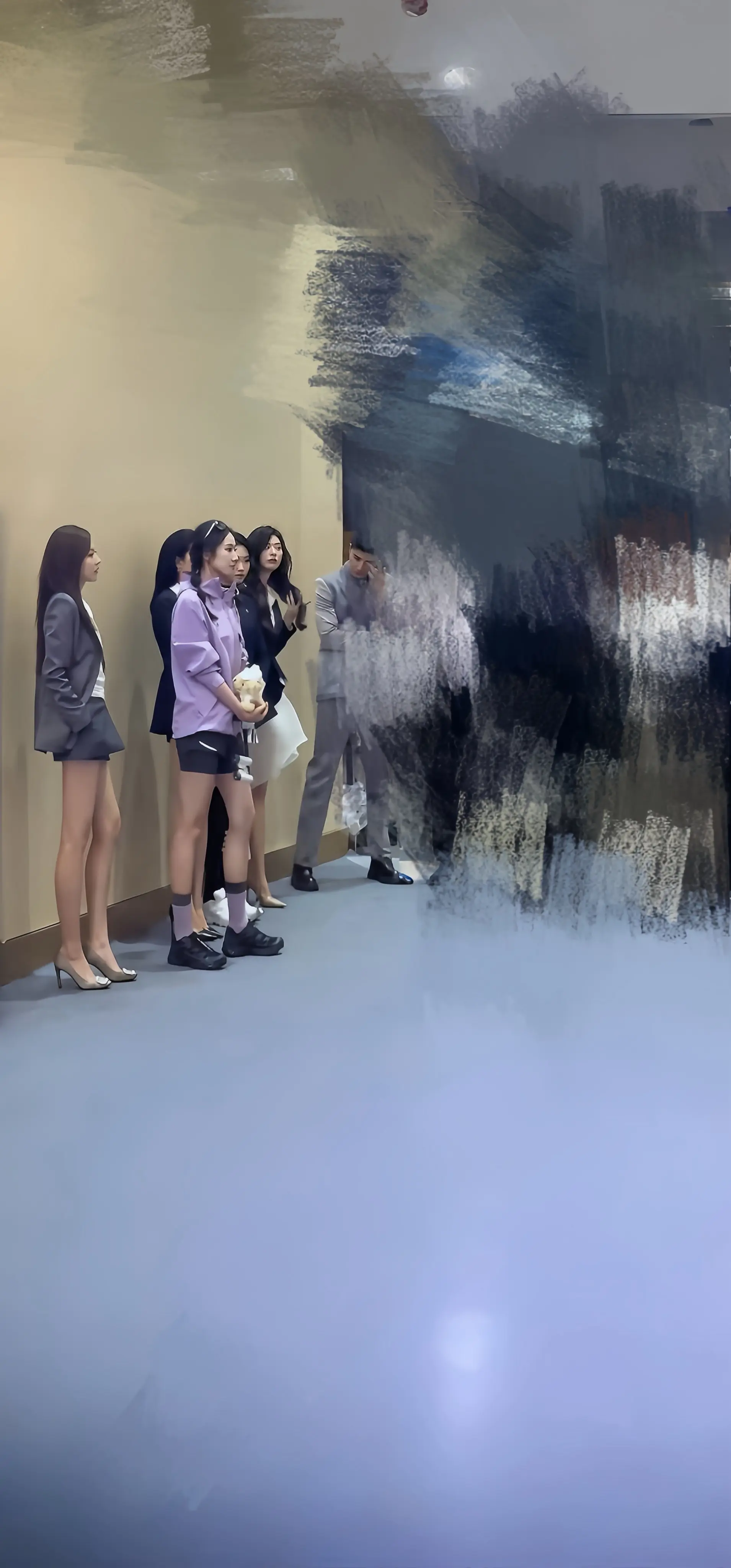 双手叉兜 很有气质