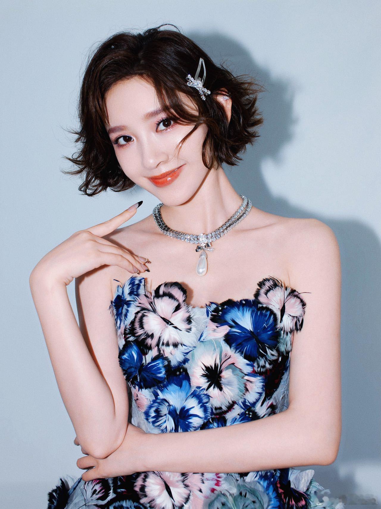 浪姐舞台唯一全开麦无垫音唱跳舞台！敬佩三位姐姐的勇气，唐艺昕真挺惊喜的，唱跳都还