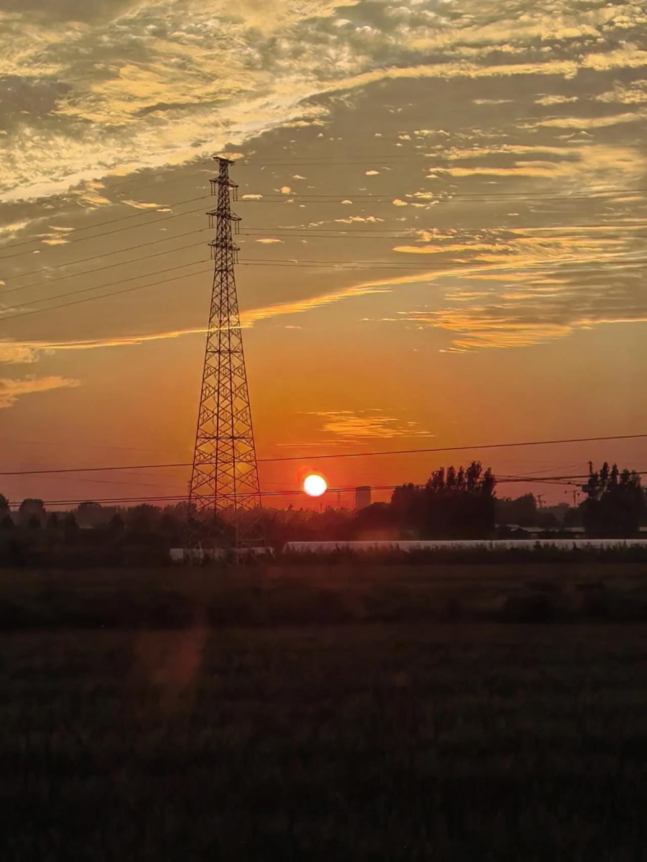 夕阳
在北京至黄山的列车上随拍夕阳西下，您看好看吗？夕阳洒在车窗上，光影斑驳，一