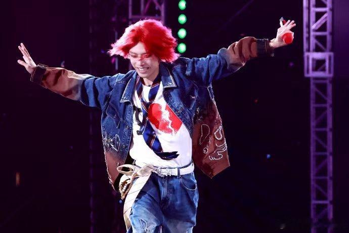 华晨宇老派爱人 华晨宇把“老派爱人”的浪漫做到极致！海口演唱会百万烟花绽放，30