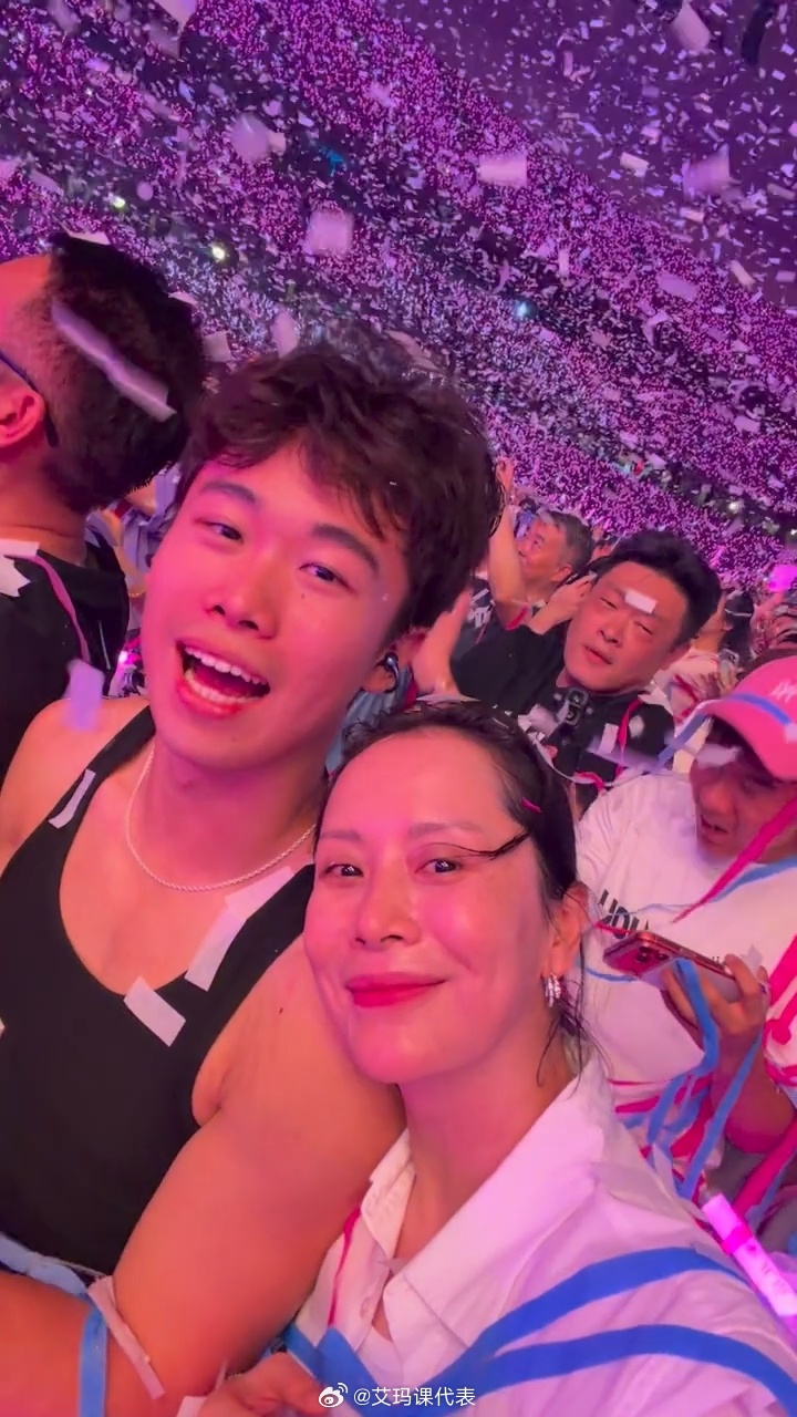 海清儿子近照海清儿子19岁近照 海清儿子近照曝光，母子俩去看周杰伦演唱会，身材很