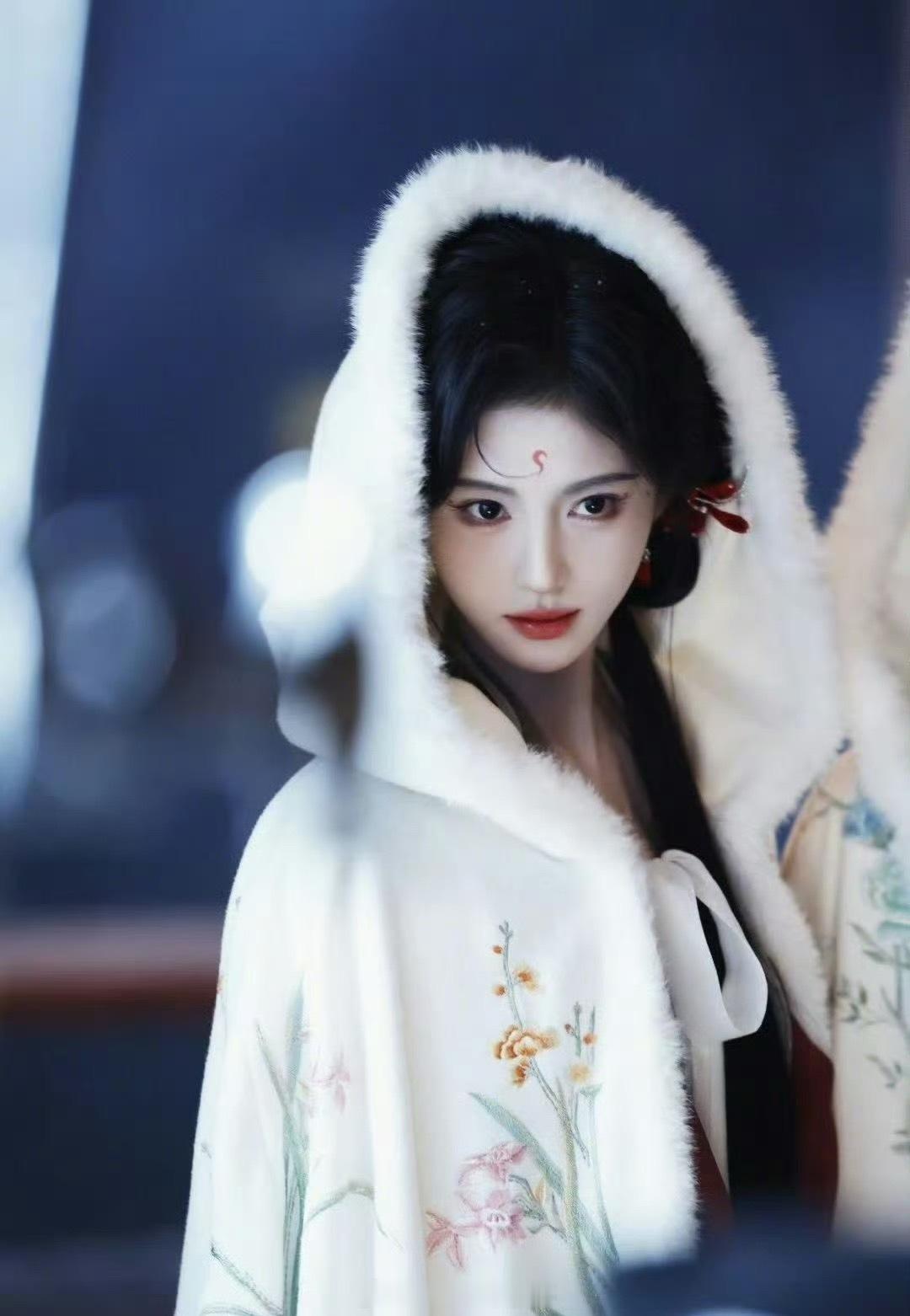 月鳞绮纪真的要来了鞠婧祎 、曾舜晞、 陈都灵、 田嘉瑞四位颜霸的剧要抬了！你期待