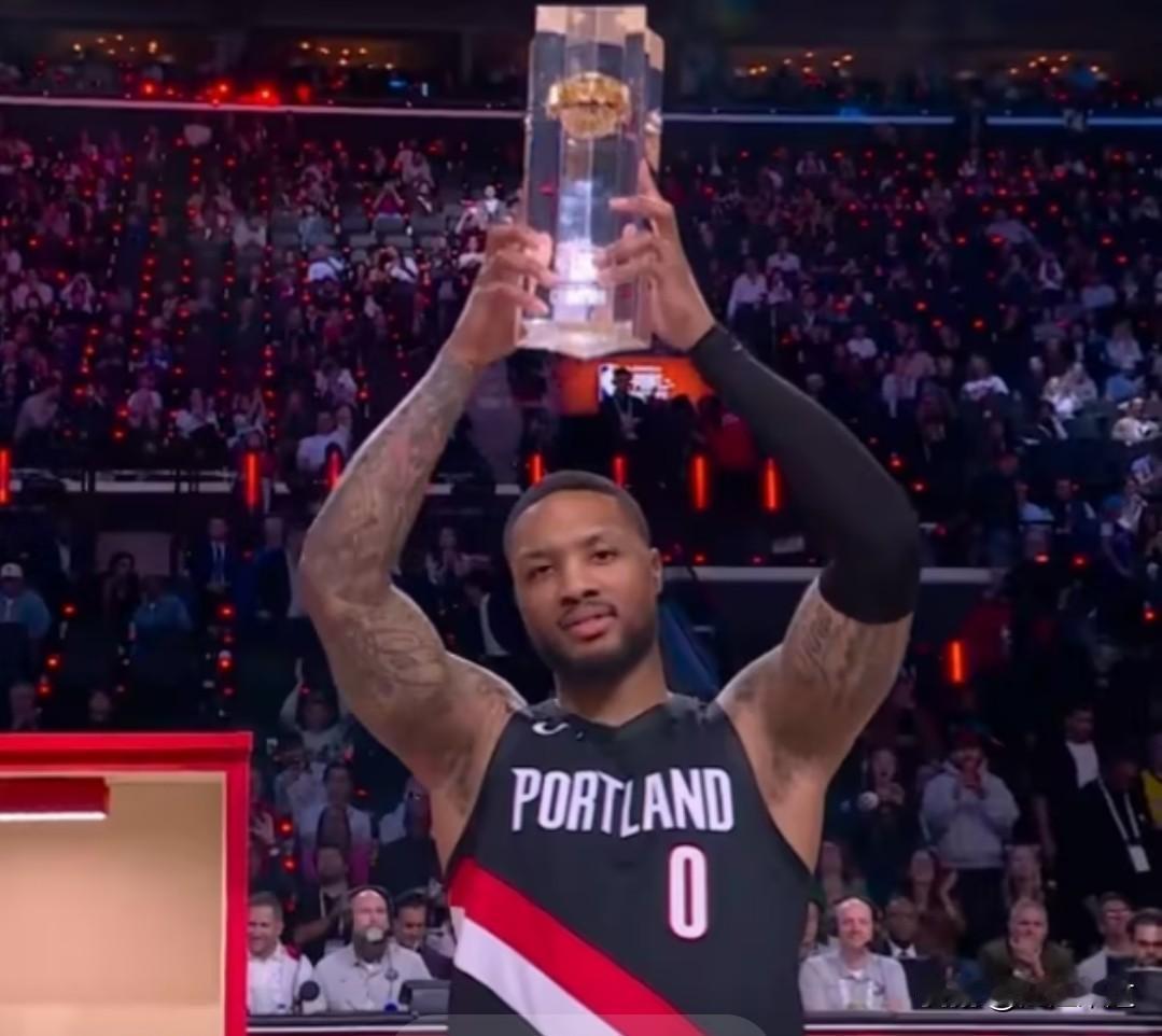 75大利拉德三分神迹再现，成功戴表！三冠加冕传奇永驻！
利拉德休息了一个赛季，一