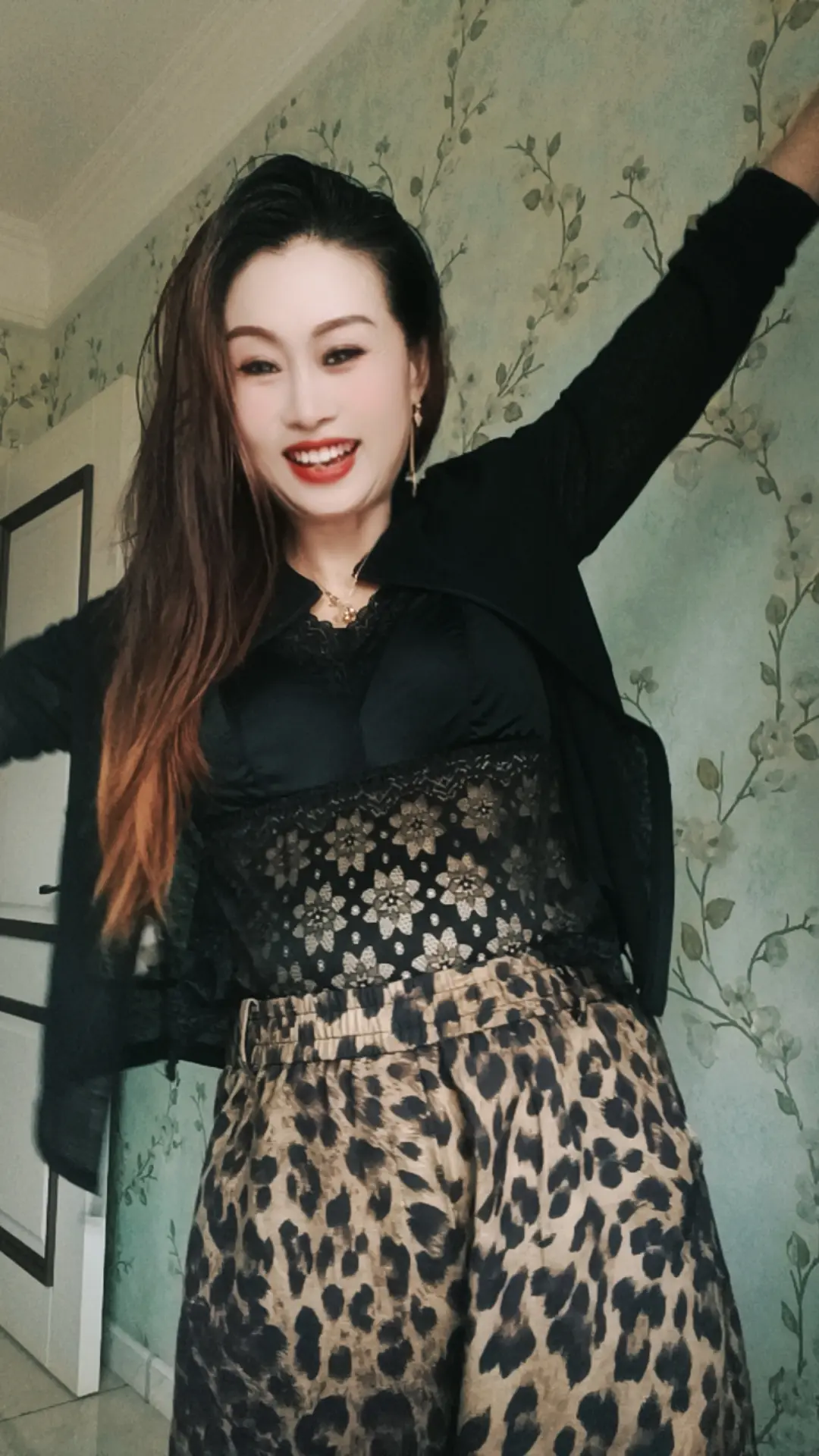若这人间不宠你，就好好爱自己