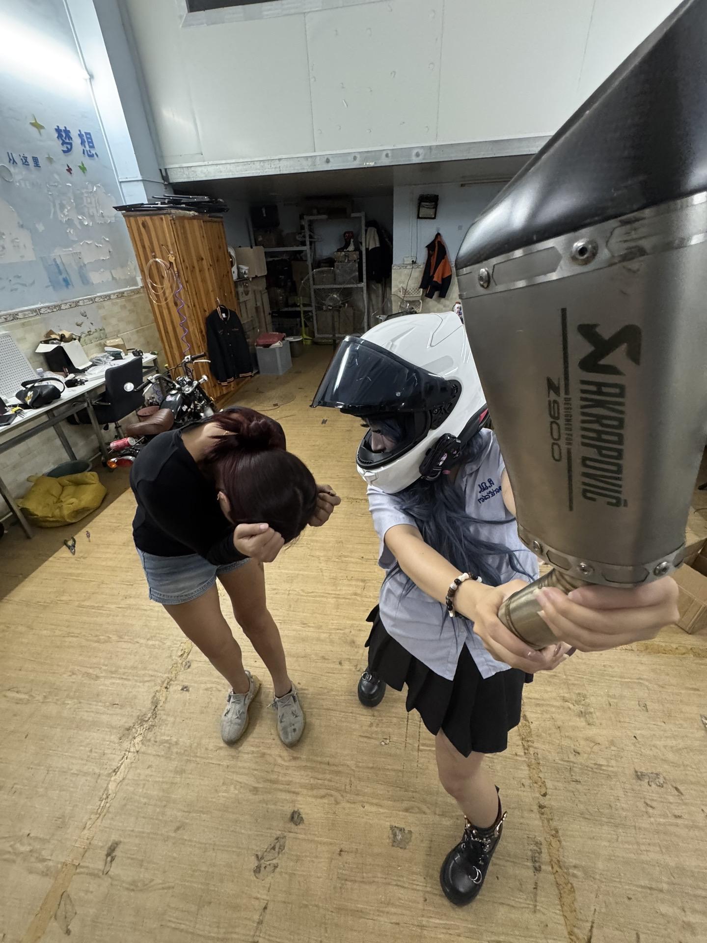 她一定比我成熟。